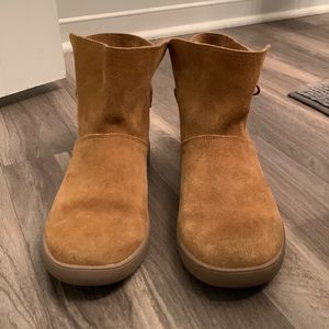 Kookaburra by Uggs never worn